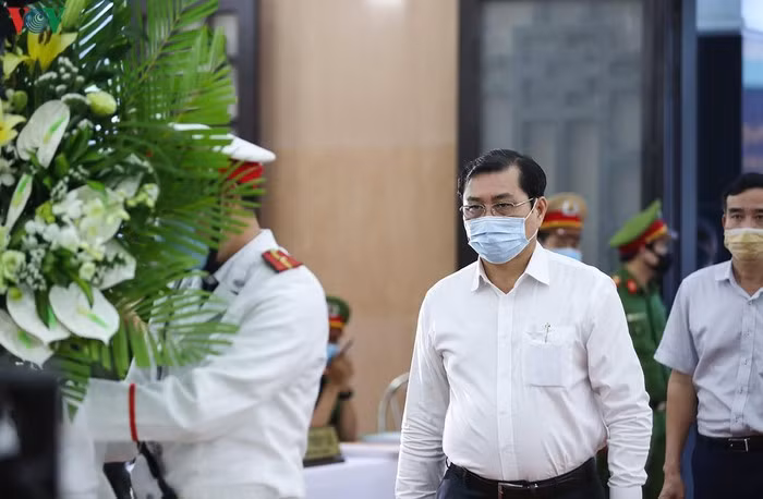 Ông Huỳnh Đức Thơ- Chủ tịch UBND TP Đà Nẵng đến viếng chiến sĩ hy sinh khi làm nhiệm vụ. UBND TP. Đà Nẵng hỗ trợ mỗi gia đình chiến sỹ hy sinh 50 triệu đồng.