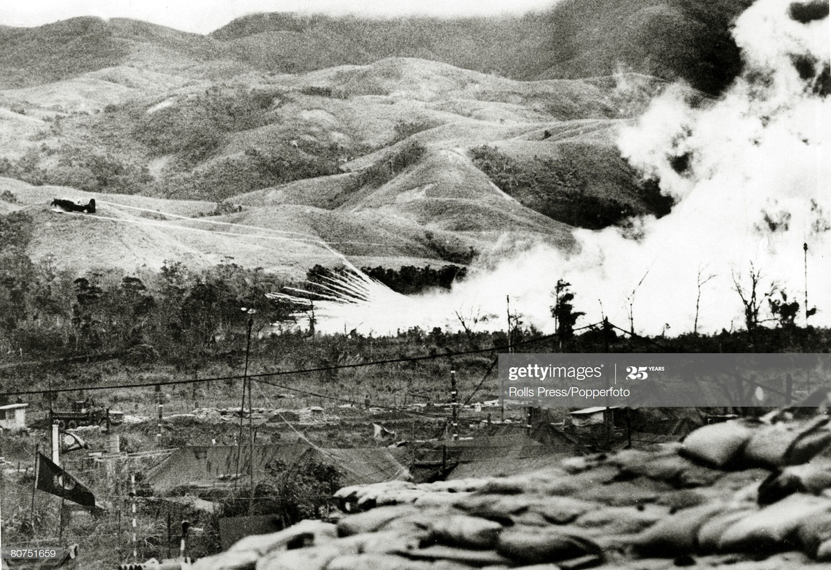 Máy bay "Skyraider" của Mỹ thả một quả bom vào các vị trí của quân Giải phóng gần căn cứ Mỹ tại Khe Sanh thời chiến tranh Việt Nam, tháng 2/1968. Ảnh: Getty Images.