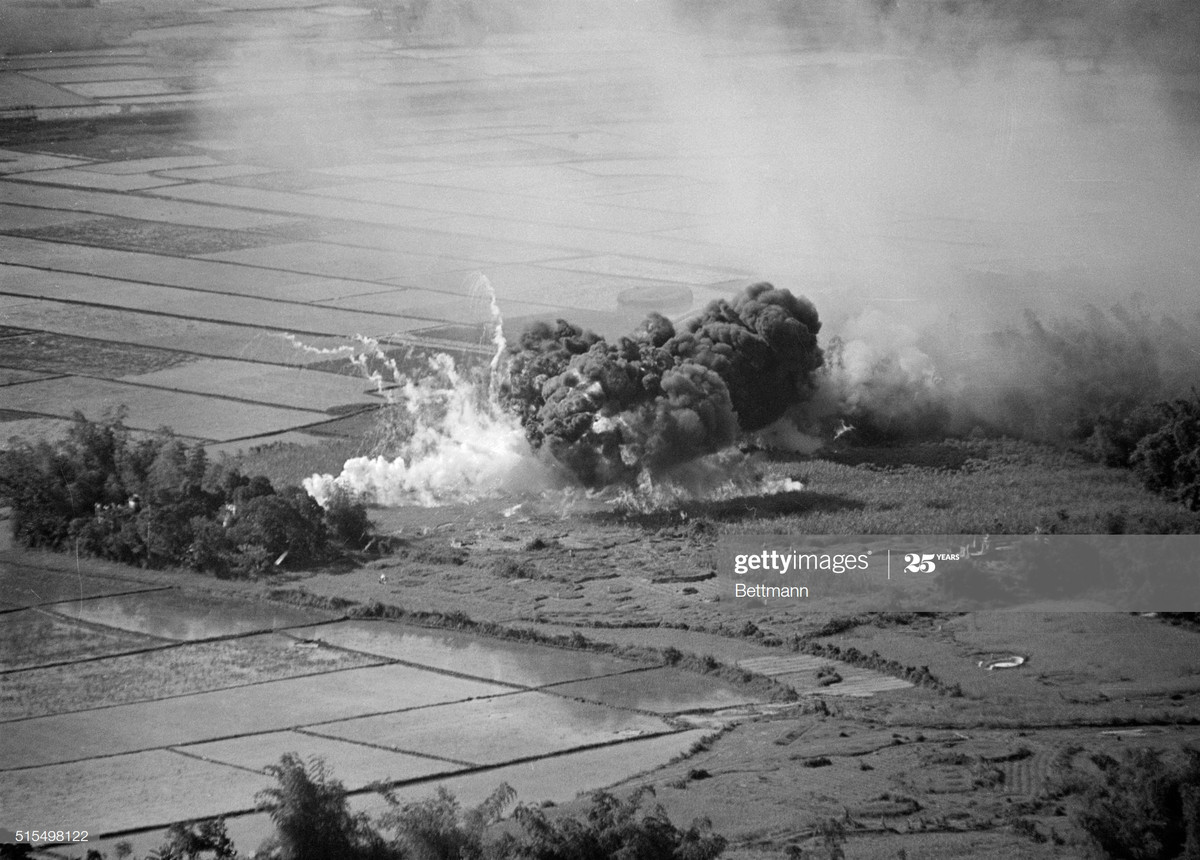 Cuộc không kích ở phía Nam Đà Nẵng được tiến hành từ tàu sân bay USS Enterprise của Mỹ, 1965.