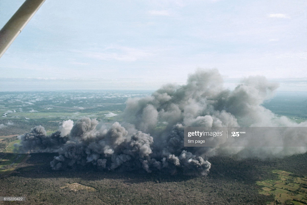 Những đám khói khổng lồ bốc lên sau vụ ném bom của máy bay B-52 ở Bắc Dầu Tiếng, 1968.