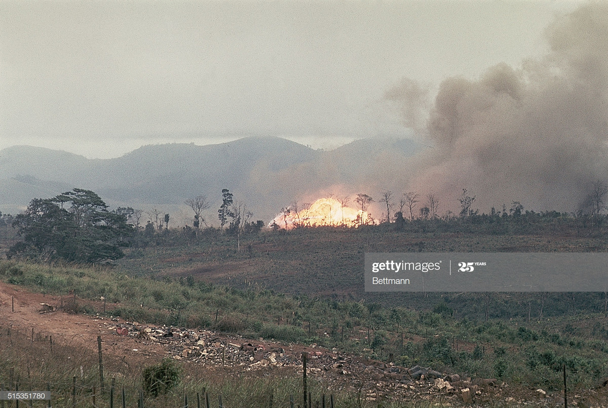 Sự hủy diệt của bom phá loại 250-pound ở Khe Sanh khi nhìn từ xa, 25/2/1968.
