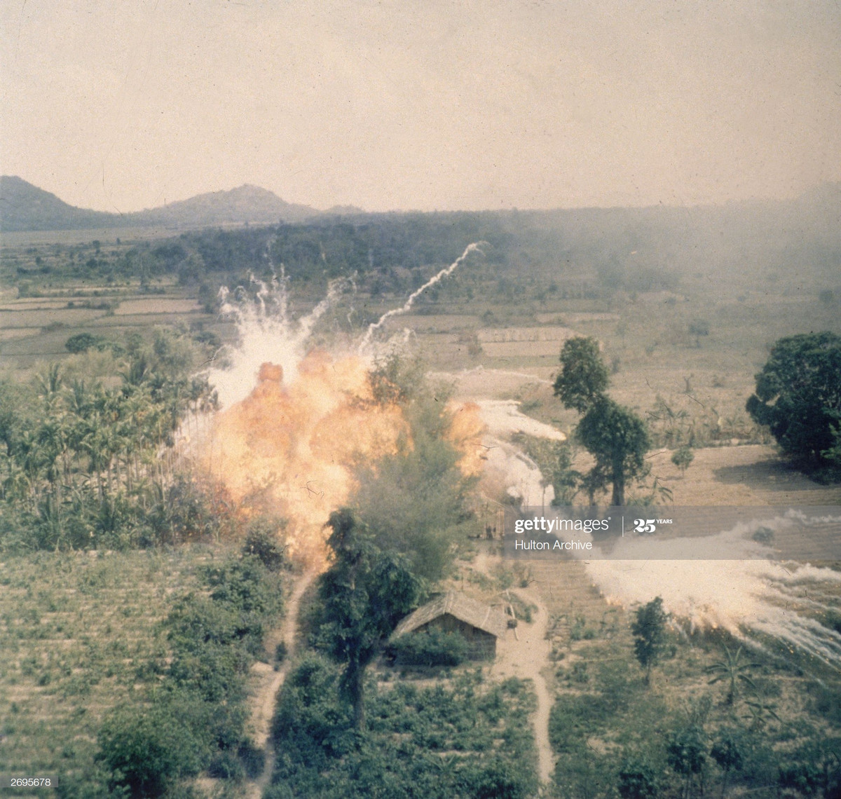 Phi vụ ném bom napalm ở vùng nông thôn phía Nam Sài Gòn, 1965.