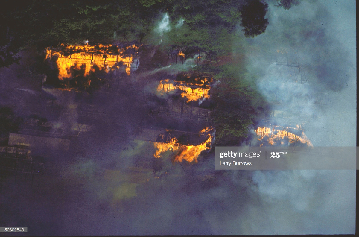 Cái nhìn cận cảnh về những ngôi nhà cháy rui, 1966.