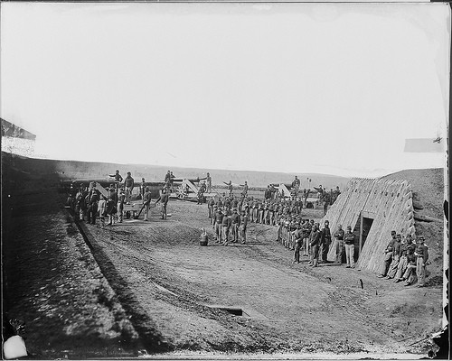 Pháo đài Totten ở ngoại vi thành phố.