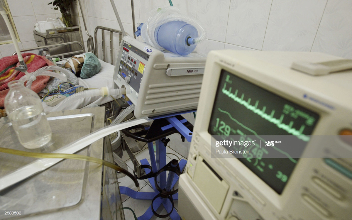 Cận cảnh màn hình hiển thị các thông số sức khỏe của một bệnh nhân cúm gia cầm, 20/1/2004. Trước đó ba ngày, một bé gái 8 tuổi đã tử vong, là ca thứ 5 không qua khỏi căn bệnh này được WHO ghi nhận.