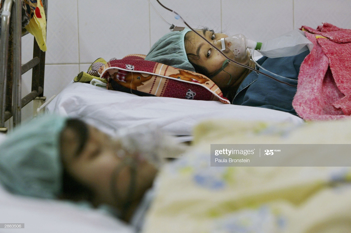 Một bệnh nhân nhìn về phía ống kính máy ảnh, 20/1/2004.