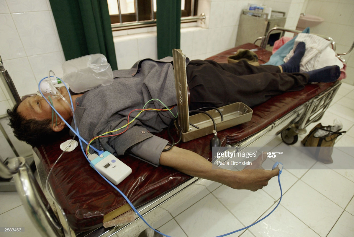 Một bệnh nhân nam có triệu chứng cúm gia cầm cùng tiền sử bệnh huyết áp được điều trị tại Bệnh viện Bệnh nhiệt đới Trung ương, 20/1/2004.