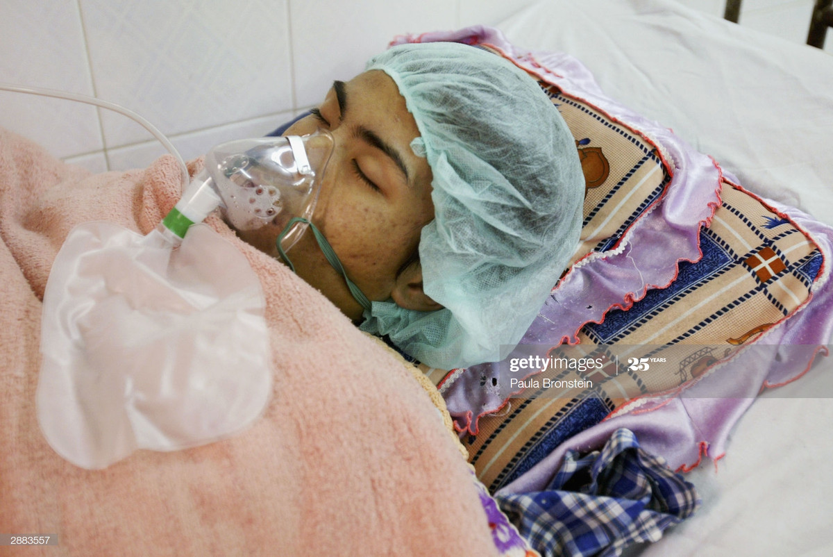 Giấc ngủ nhọc nhằn của một nam bệnh nhân cúm gia cầm tại Bệnh viện Bệnh nhiệt đới Trung ương, 20/1/2004.