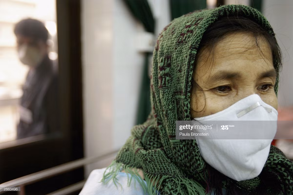 Khuôn mặt đầy lo âu của một người nhà bệnh nhân.