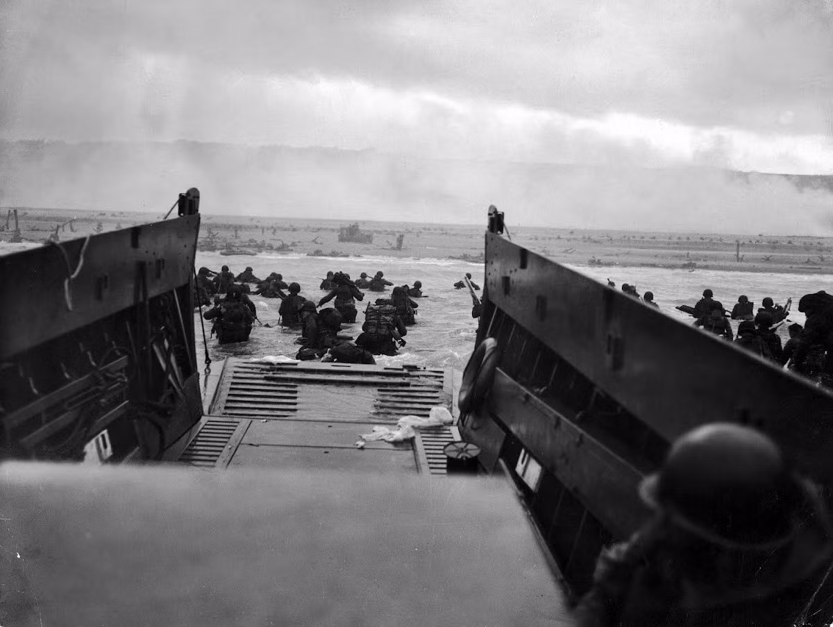 Eo biển Manche - nơi quân Đồng minh phải vượt qua để tiến hành cuộc đổ bộ - thường có các cơn bão quét qua, thời tiết mưa gió, biển động mạnh ảnh hưởng đến mọi hoạt động từ oanh tạc trên không cho đến đổ bộ bằng lính dù và xuồng.