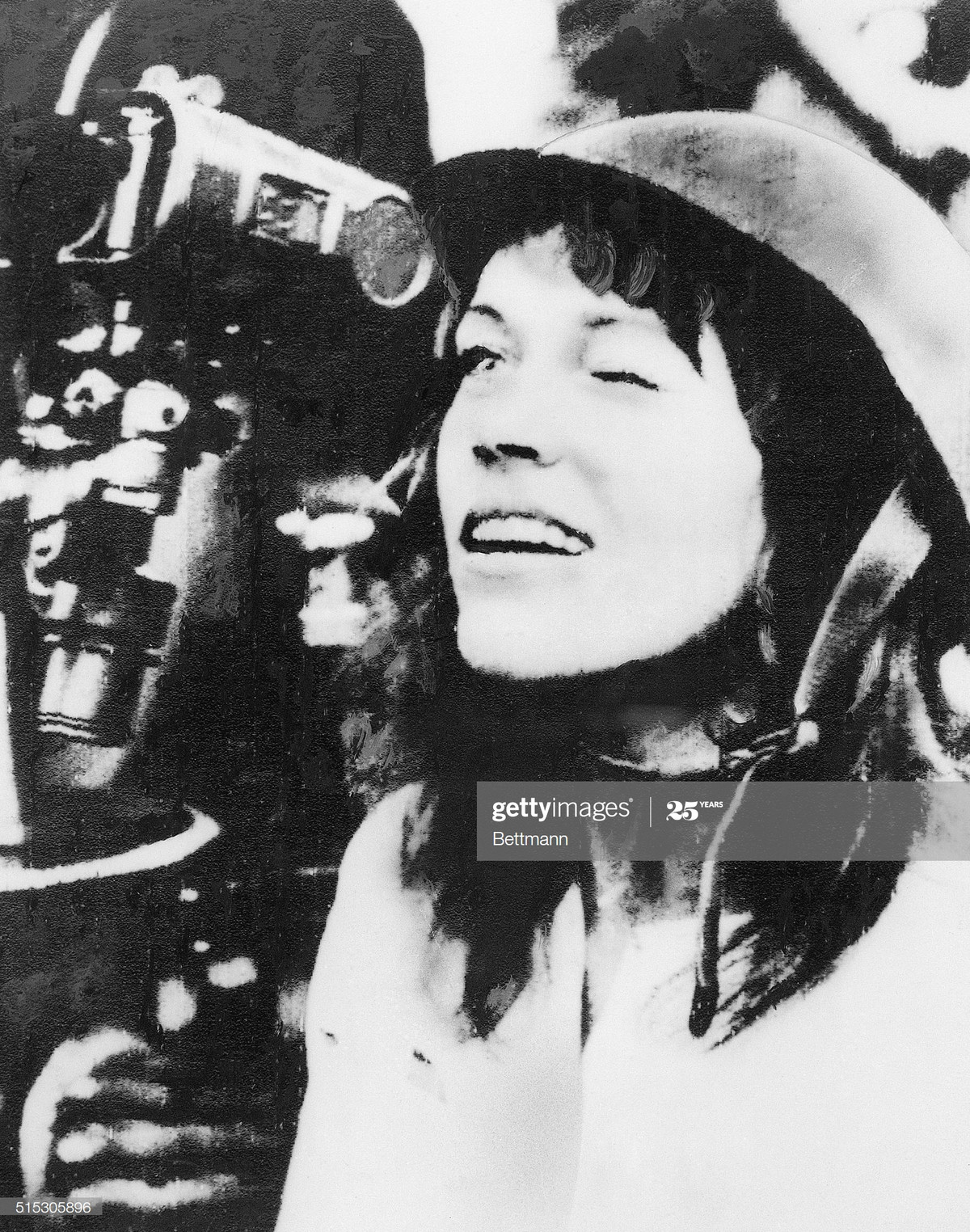 Nữ diễn viên Mỹ nhìn vào ống ngắm của pháo cao xạ khi thăm một trận địa phòng không ở Hà Nội năm 1972.