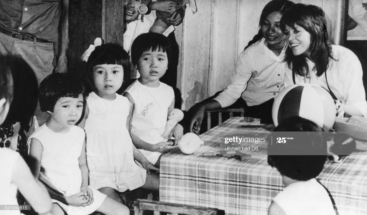 Ngôi sao điện ảnh Mỹ và các em bé ở nhà trẻ 20/10, Hà Nội ngày 17/7/1972.