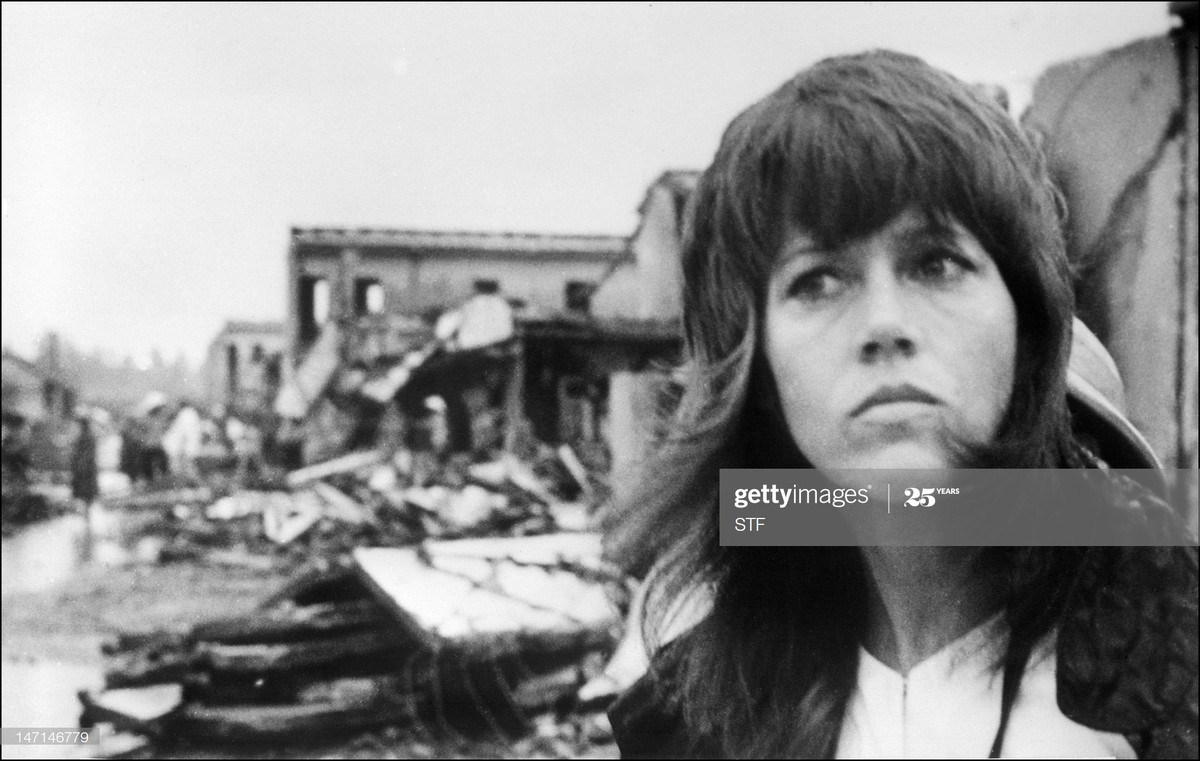 Jane Fonda ở khu chung cư Trương Định, một địa điểm khác bị bom Mỹ đánh phá ở Hà Nội, 25/7/1972.