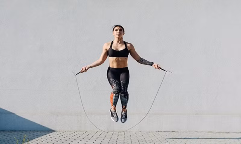 Nhảy dây là bài tập đơn giản nhất giúp bạn đốt cháy nhiều calo, tăng cường sức khỏe hiệu quả.