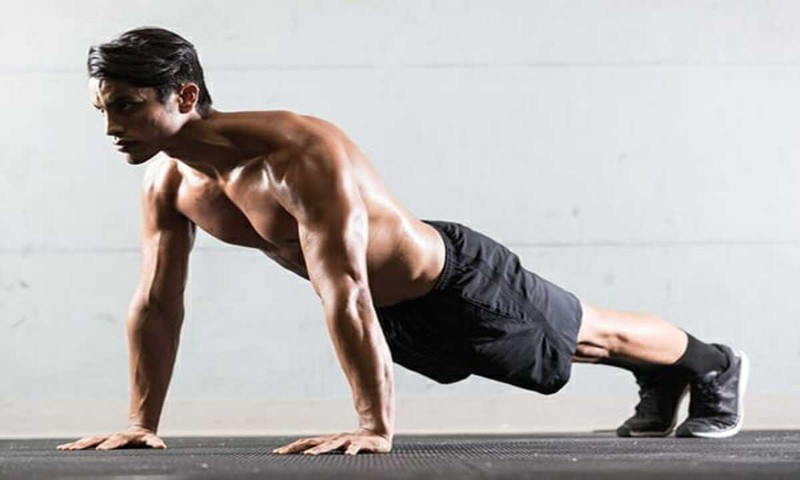 Hít đất là bài tập thể dục tổng thể cho các bộ phận khác nhau như ngực, bụng, cánh tay và đùi. Số lần thực hiện phụ thuộc vào sức khỏe của mỗi người.