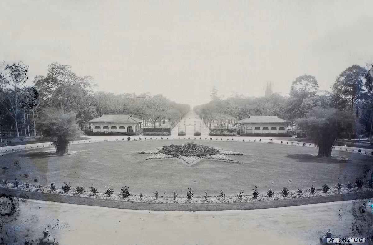 Bãi cỏ hình tròn trước Dinh, thập niên 1920, lúc này hai bên bãi cỏ còn có hai bụi tre. Dưới chế độ Ngô Đình Diệm, Dinh Norodom đổi tên thành Dinh Độc Lập.