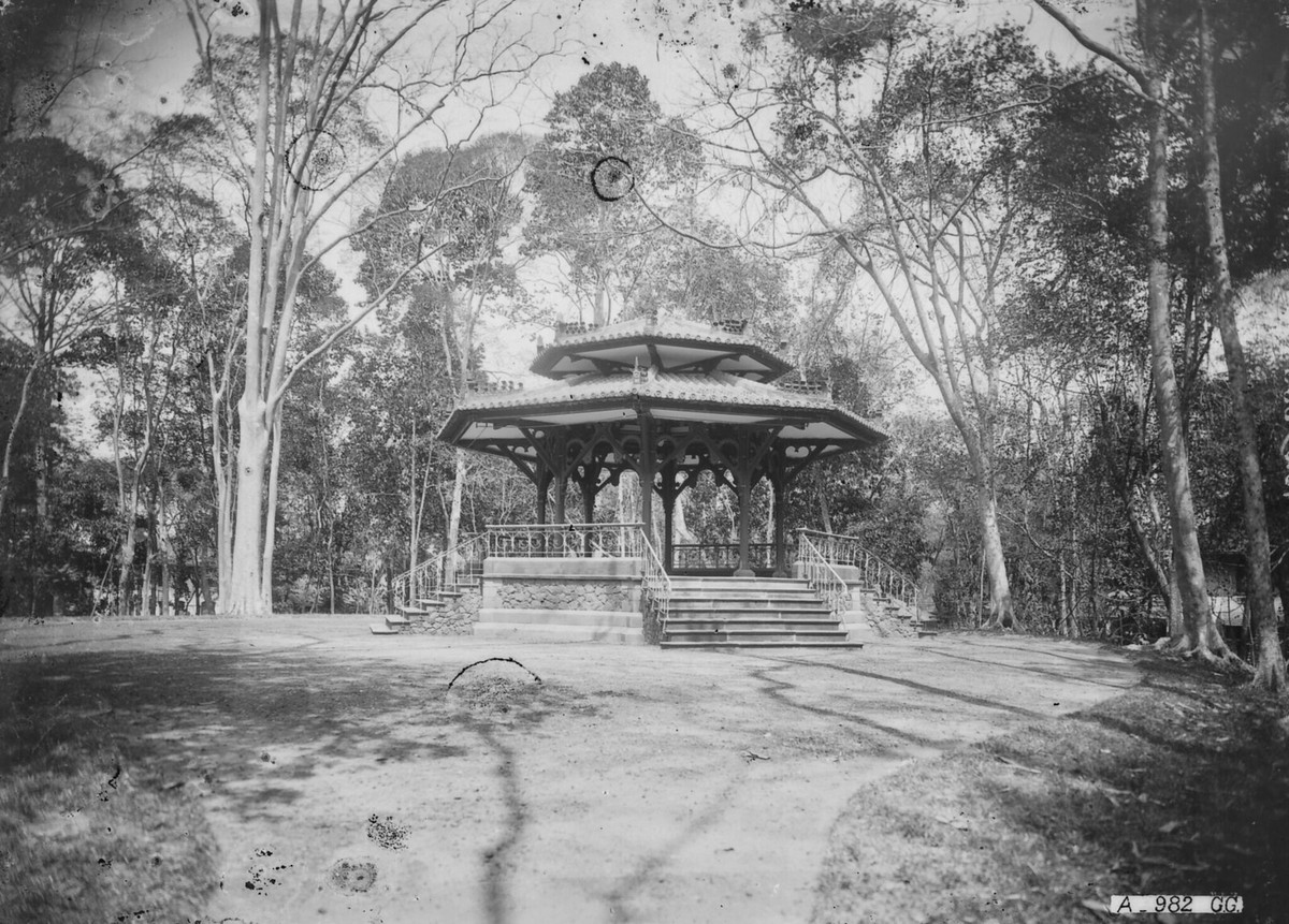 Nhà bát giác trong khuôn viên Dinh Norodom, ngày nay vẫn còn, nằm gần góc đường Nguyễn Thị Minh Khai - Nam Kỳ Khởi Nghĩa. Sau biến cố 1962, Tổng thống Diệm đã cho xây một Dinh Độc Lâp mới theo đồ án của kiến trúc sư Ngô Viết Thụ, là công trình được biết đến ngày nay.