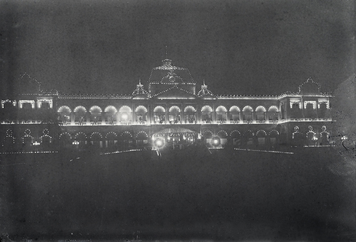 Khung cảnh lộng lẫy của Dinh Norodom buổi tối, một thế kỷ trước.