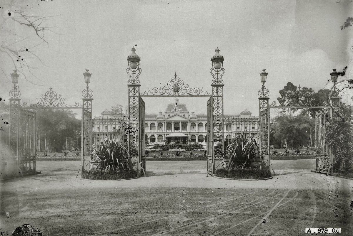 Từ cổng chính của Dinh Norodom nhìn vào trong Dinh. Dinh được xây dựng theo đồ án của kiến trúc sư Hermite, người từng thiết kế Tòa thị chính Hồng Kông.