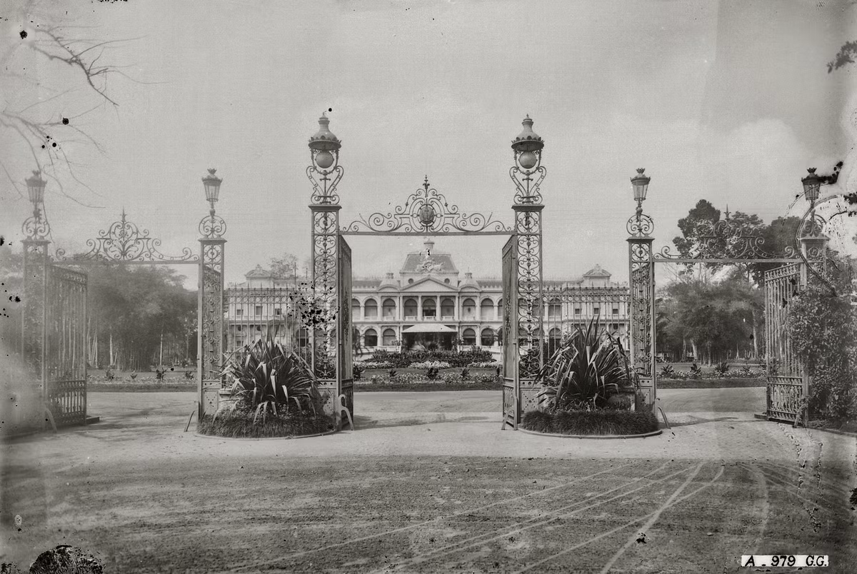 Từ cổng chính của Dinh Norodom nhìn vào trong Dinh. Dinh được xây dựng theo đồ án của kiến trúc sư Hermite, người từng thiết kế Tòa thị chính Hồng Kông.