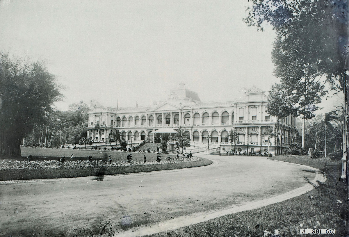 Dinh Norodom nhìn từ con đường chạy vòng theo bãi cỏ hình tròn dẫn vào Dinh. Sau ngày Nhật đảo chính Pháp, Dinh trở thành nơi làm việc của chính quyền Nhật. Đến khi Nhật bại trận, Pháp trở lại chiếm Nam bộ, Dinh trở thành trụ sở của Cao ủy Pháp tại Đông Dương.