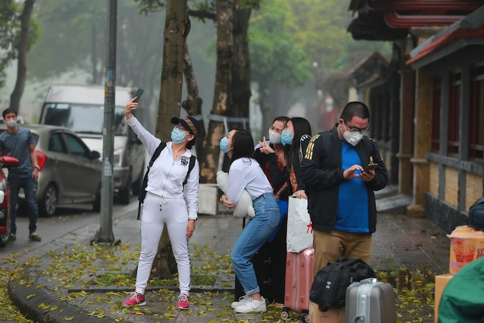 Hang tram nguoi vui ve ra ve khi het cach ly o khu KTX Phap Van-Hinh-2