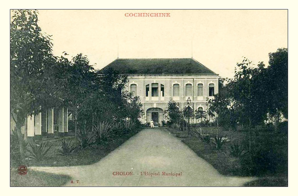 Hình ảnh Bệnh viện thị xã Chợ Lớn trên một bưu thiếp thời thuộc địa. Bệnh viện được xây dựng trên nền đất vốn trước đây là một khu chợ của người Hoa, có tên là chợ Rẫy. Do vậy, người dân vẫn quen gọi là bệnh viện Chợ Rẫy.