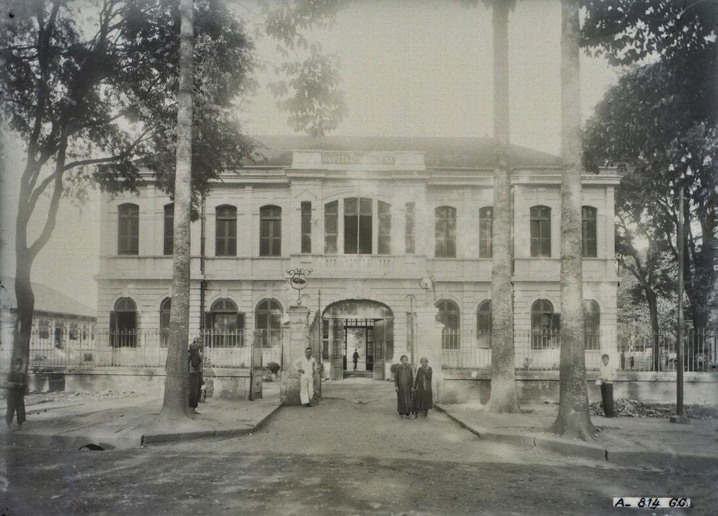 Cổng bệnh viện, thập niên 1920. Hiện nay, Bệnh viện Chợ Rẫy là bệnh viện đa khoa hoàn chỉnh, xếp hạng đặc biệt, tuyến kỹ thuật sau cùng của 37 tỉnh, thành phố phía Nam trực thuộc Bộ Y tế.