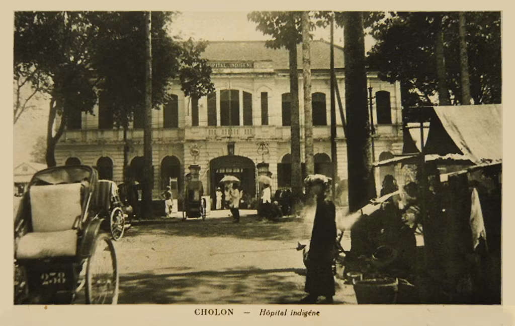 Cổng bệnh viện, thập niên 1940.