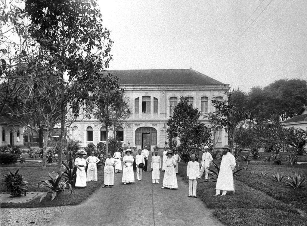Bác sĩ và nhân viên Bệnh viện thị xã Chợ Lớn (Hôpital Municipal de Cholon) năm 1909, tiền thân của Bệnh viện Chợ Rẫy ngày nay. Thành lập vào năm 1900, đây là một trong những cơ sở y tế của Pháp được thành lập sớm nhất ở Việt Nam.