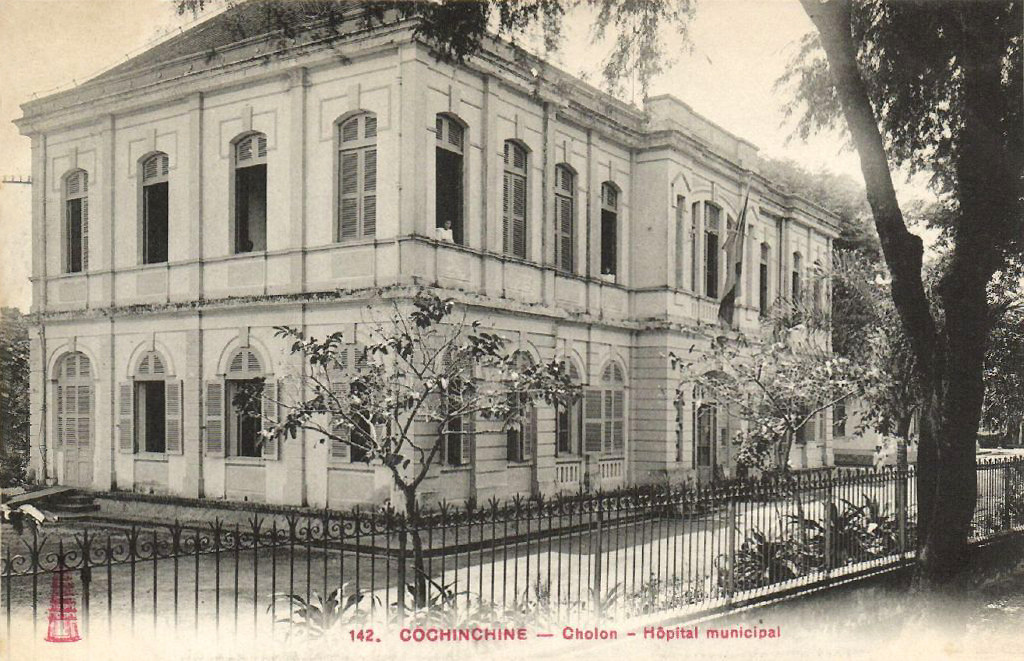 Một khu nhà trong Bệnh viện Chợ Rẫy xưa. Năm 1945, bệnh viện đổi tên thành Hôpital 415, sau đó tách thành hai phòng khám Hàm Nghi và phòng khám Nam Việt. Năm 1957, hai phòng khám trên sáp nhập lại thành bệnh viện Chợ Rẫy. Đây đánh dấu thời điểm bệnh viện mang tên Chợ Rẫy.