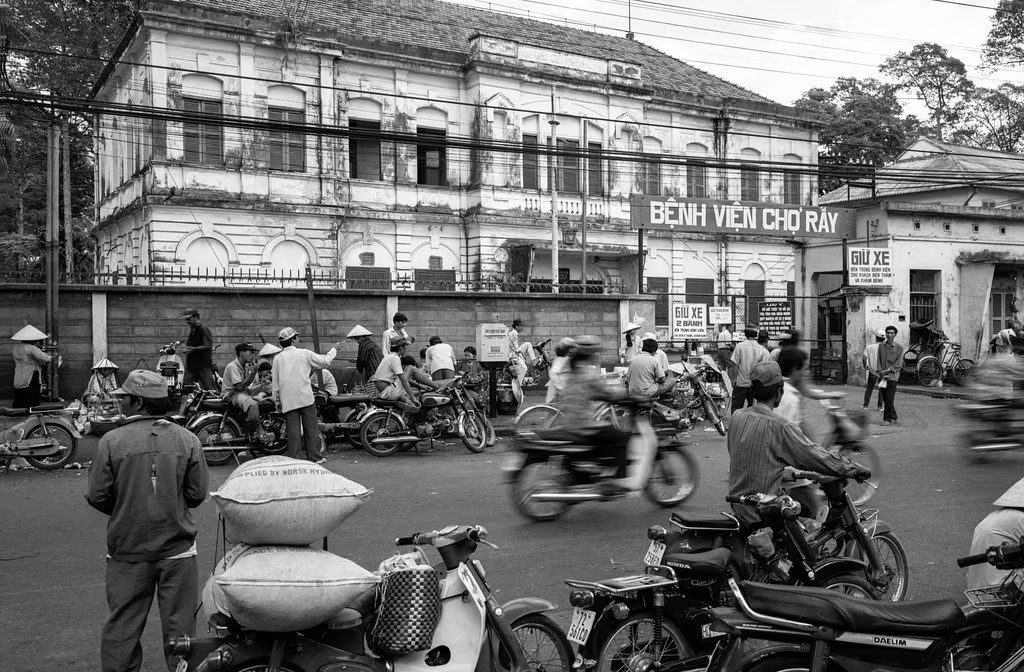 Bệnh viện Chợ Rẫy năm 1996, ảnh của Mike Huddleston. Mời quý độc giả xem video: WHO: Việt Nam có năng lực để sản xuất vắc-xin chống Covid-19. Nguồn: VTC Now