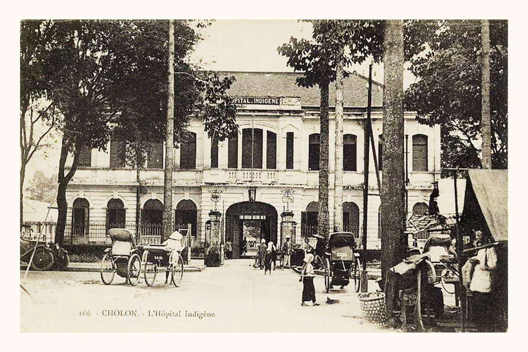 Bên ngoài cổng chính của bệnh viện, đầu thế kỷ 20. Từ khi hình thành, Bệnh viện Chợ Rẫy đã nhiều lần đối tên. Năm 1919 bệnh viện đổi tên thành Hôpital Indigene de Cochinchine (bịnh viện bản xứ Nam Kỳ). Năm 1938 là Hôpital Lalung Bonnaire (tên của ông giám đốc người Pháp).