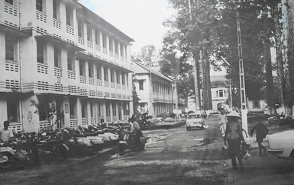 Trong khuôn viên Bệnh viện Chợ Rẫy, trước 1975.
