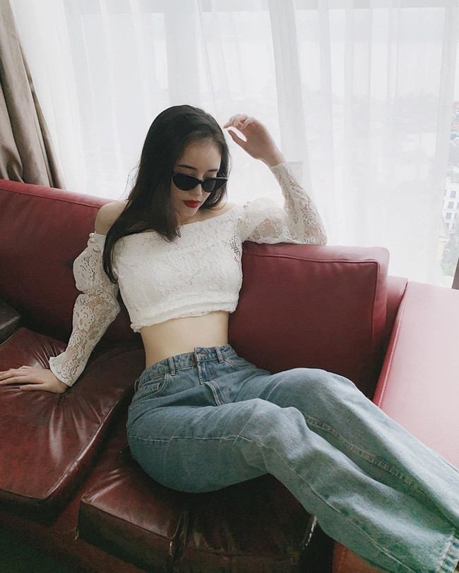 Tại thời điểm chị gái đăng quang ngôi vị Hoa hậu, em gái Ngọc Phượng còn rất nhỏ tuổi. Công chúng còn nhớ như in hình ảnh cô bạn gầy gò, đen nhẻm và giản dị với cặp kính cận, rụt rè nép bên chị gái ở sân bay. Mấy ai ngờ vài năm sau, Ngọc Phượng có màn dậy thì thành công.