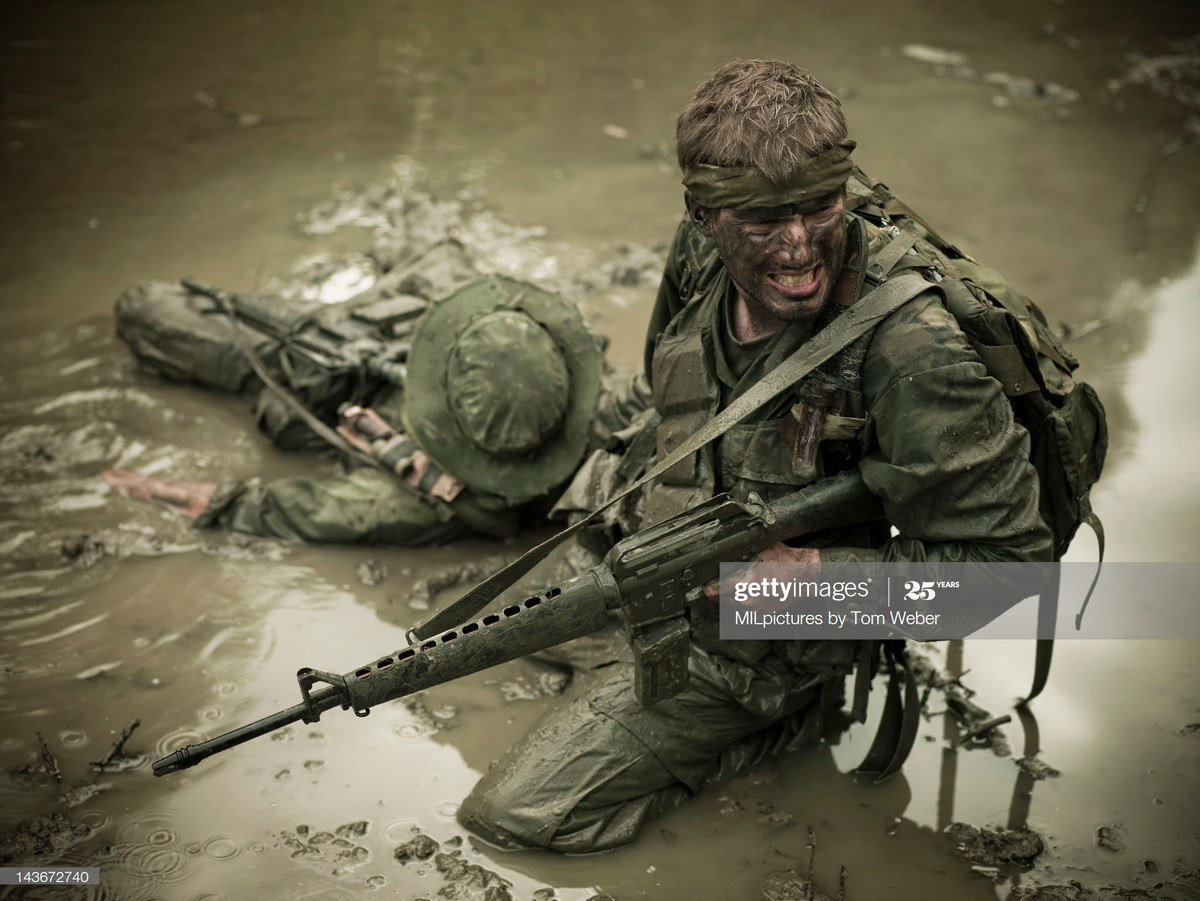 Vẻ mặt căng thẳng tột độ của người lính Mỹ trong nỗ lực giải cứu đồng đội giữa đám sình lầy những người này đã sa chân vào.