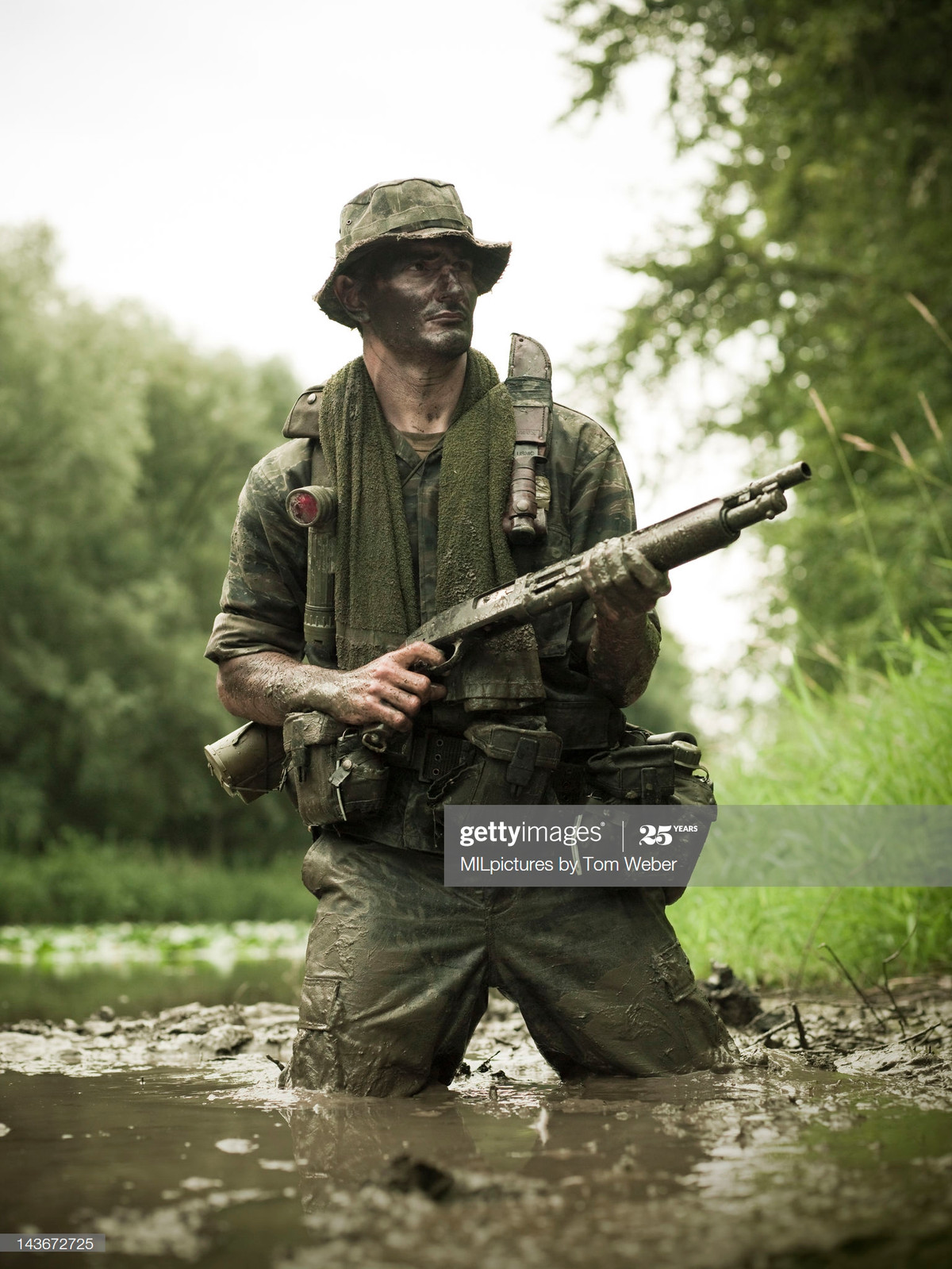 Lớp bùn lầy đặc quánh ngập quá đầu gối khiến việc di chuyển gặp nhiều khó khăn.