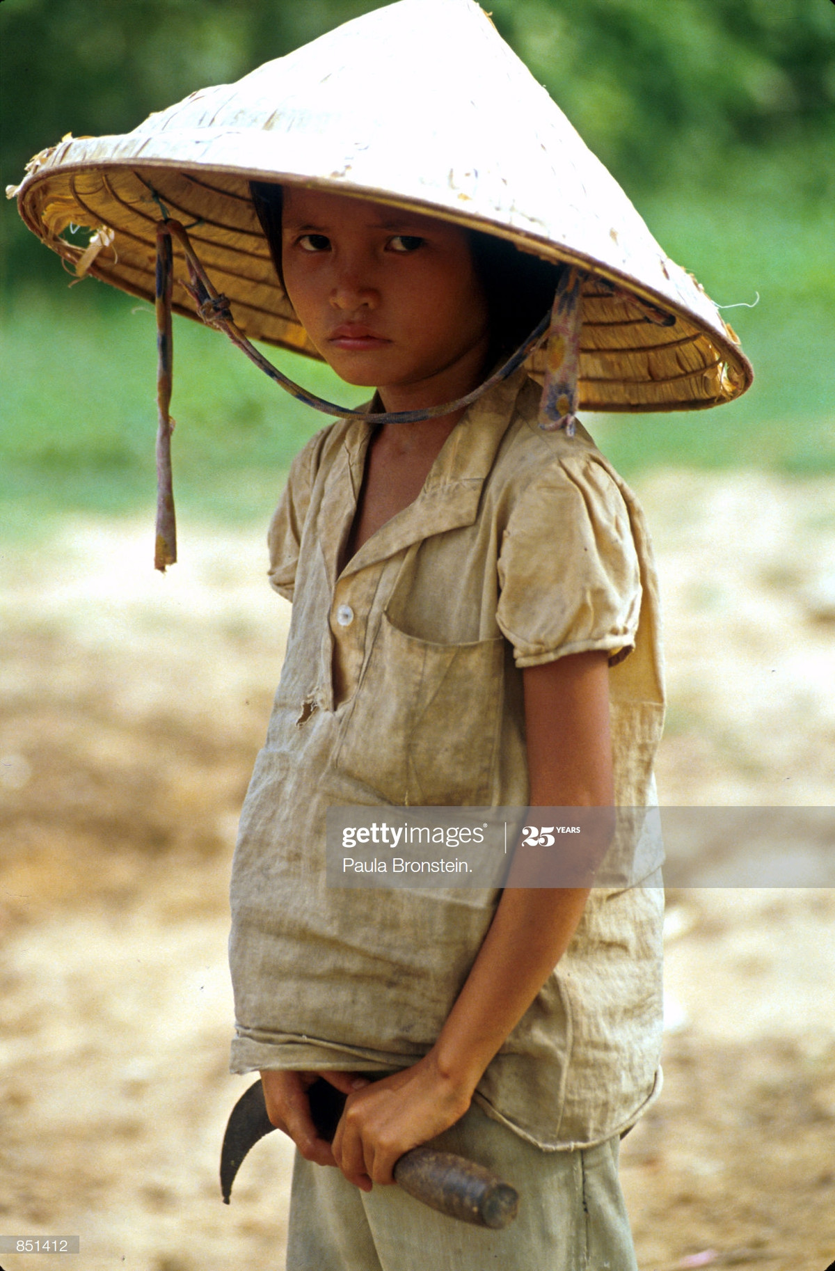 Một em bé giúp gia đình làm nông nghiệp ở khu vực Tây Nguyên, tháng 7/1993. Từ đầu thập niên 1990, vùng Tây Nguyên chứng kiến sự bùng nổ của ngành cà phê với diện tích và sản lượng gia tăng chóng mặt theo từng nằm, thu hút một lượng lớn lao động địa phương.