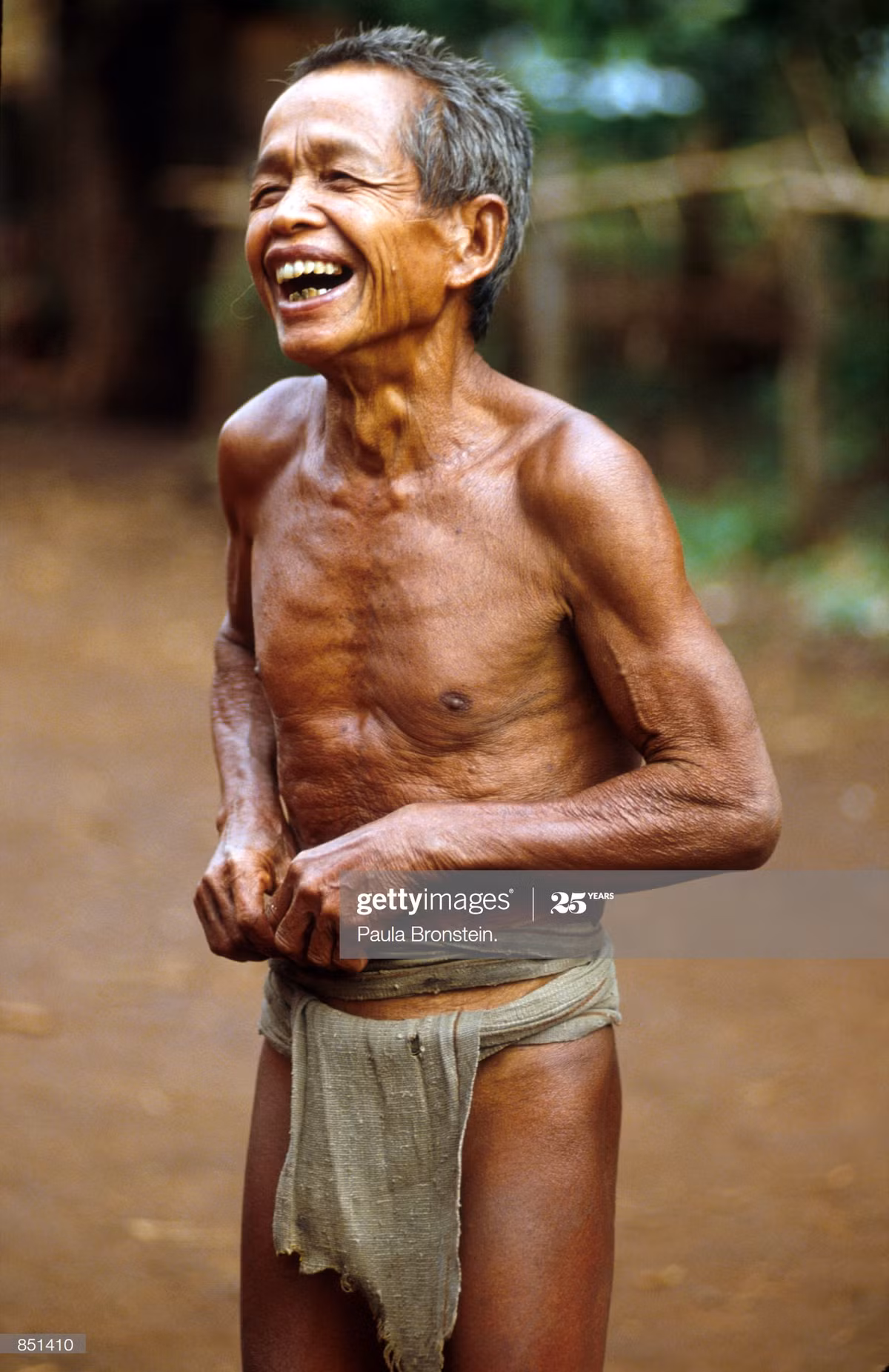 Nụ cười của một người đàn ông dân tộc thiểu số ở Tây Nguyên tháng 7/1993. Sau những thành tựu rõ ràng của công cuộc đổi mới, tâm trạng lạc quan là điều được ghi nhận ở mọi tầng lớp dân chúng trên mọi vùng miền ở Việt Nam đầu những năm 1990.