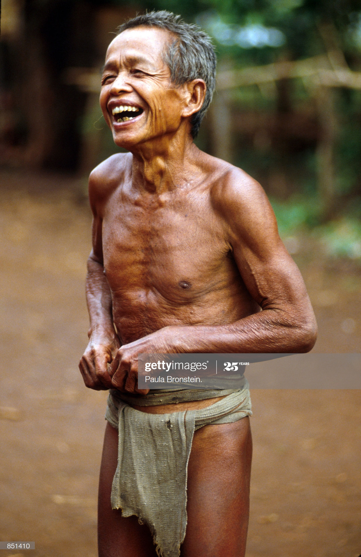 Nụ cười của một người đàn ông dân tộc thiểu số ở Tây Nguyên tháng 7/1993. Sau những thành tựu rõ ràng của công cuộc đổi mới, tâm trạng lạc quan là điều được ghi nhận ở mọi tầng lớp dân chúng trên mọi vùng miền ở Việt Nam đầu những năm 1990.