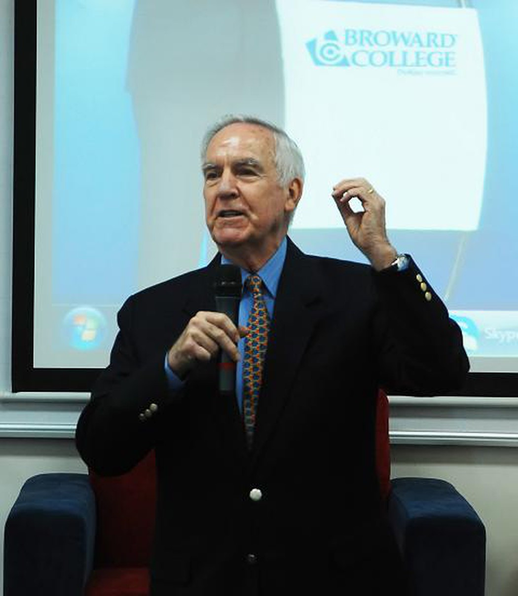 3. Cũng giống như ông John McCain, Hạ nghị sĩ Mỹ Pete Peterson (sinh năm 1935) từng là phi công tham gia cuộc chiến tranh phá hoại miền Bắc Việt Nam và trở thành tù binh trong cuộc chiến này.