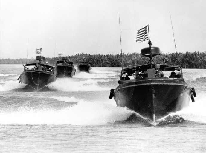 Ông Kerry đã nhập ngũ trù bị Hải quân năm 1966, và giai đoạn 1968-1969 làm sĩ quan thường trực trong 4 tháng của một tàu tuần tra PCF trong cuộc chiến ở Việt Nam. Ông đã được tặng các huy chương chiến đấu như Sao Bạc, Sao Đồng và ba Trái tim Tím cho nhiệm vụ này.