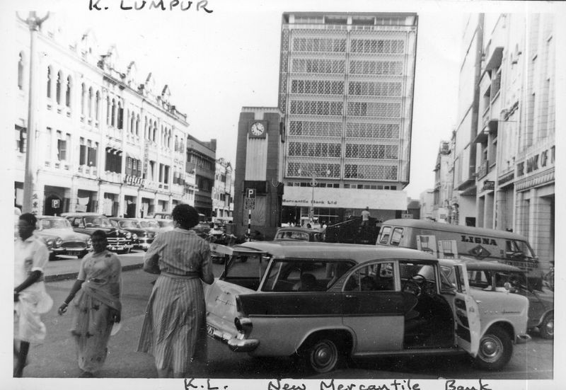Tòa nhà ngân hàng New Mercantile ở Kuala Lumpur, Malaysia đầu thập niên 1960. Malaysia được ví như “Châu Á thu nhỏ” với hơn 30 dân tộc là 30 nền văn hóa khác nhau.