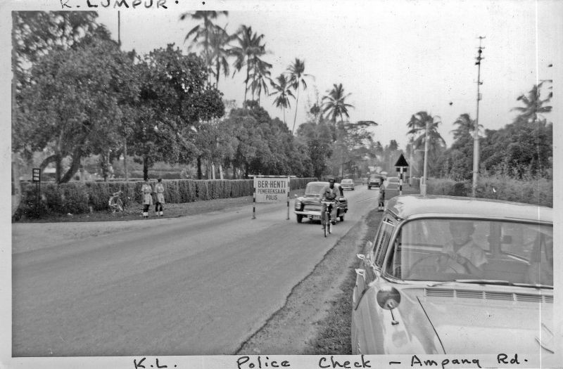 Chốt cảnh sát trên đường Ampang, Kuala Lumpur đầu thập niên 1960.