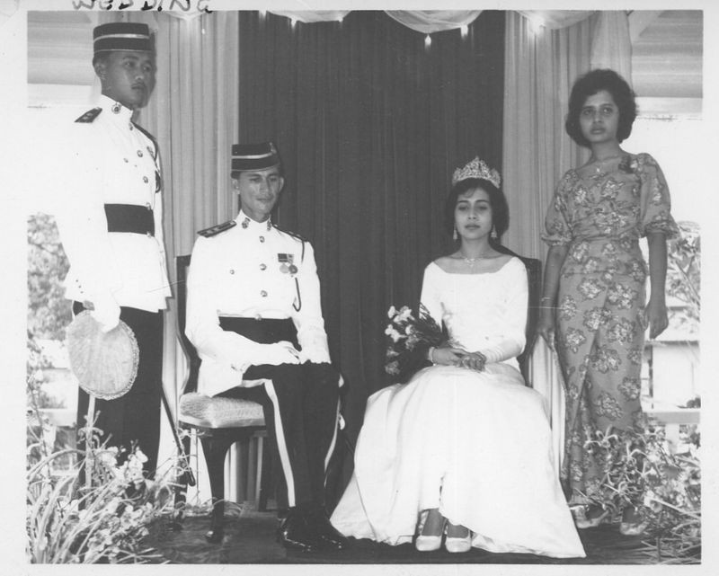 Cô dâu và chú rể trong một đám cưới ở Malaysia đầu thập niên 1960.