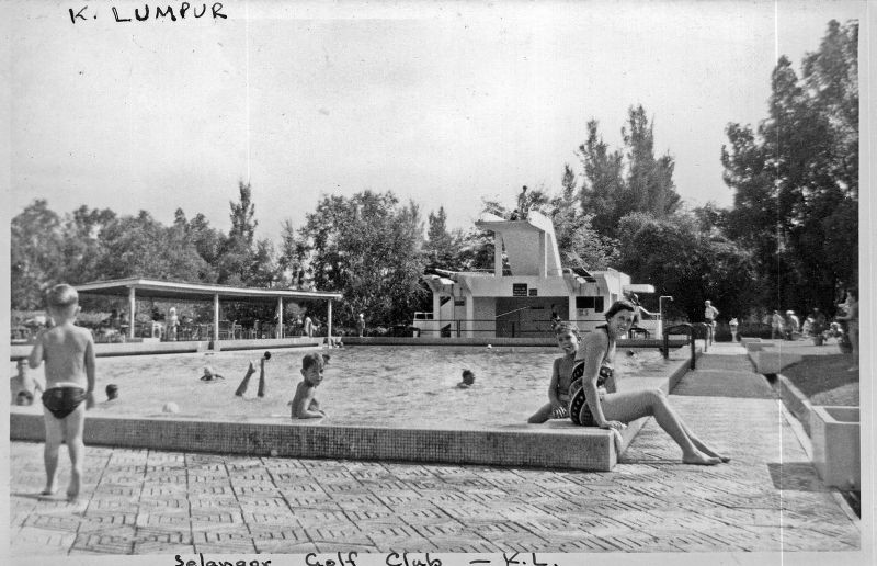 Bể bơi của CLB Golf Selangor, Kuala Lumpur. Năm 1957 , Kuala Lumpur được chọn làm thủ đô của Liên bang Malaya và tiếp tục là thủ đô của Liên bang Malaysia từ năm 1963. Cho đến nay, Kuala Lumpur giữ vai trò là trung tâm chính trị, kinh tế, tiền tệ, thương mại và văn hóa của Malaysia.