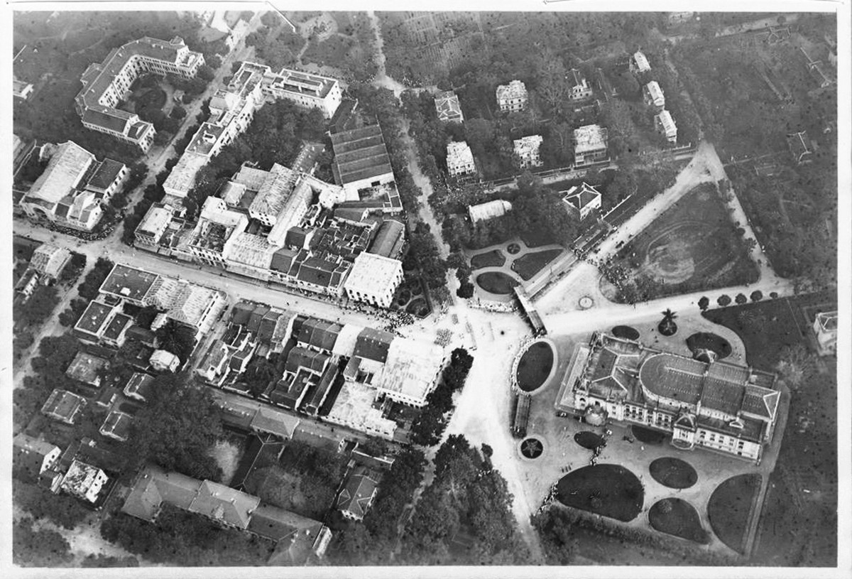 Góc nhìn thẳng đứng về Nhà hát Lớn và khu vực lân cận.