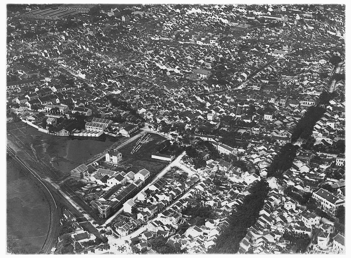 Một góc nhìn khác về khu phố cổ. Chợ Đồng Xuân ở góc trên bên trái.