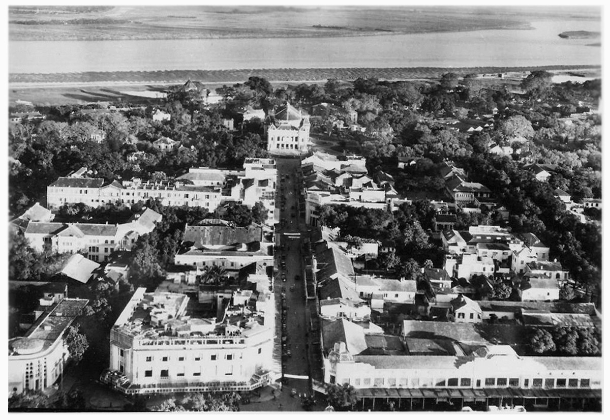 Đường Paul Bert (Tràng Tiền) với Nhà hát Lớn ở cuối đường.