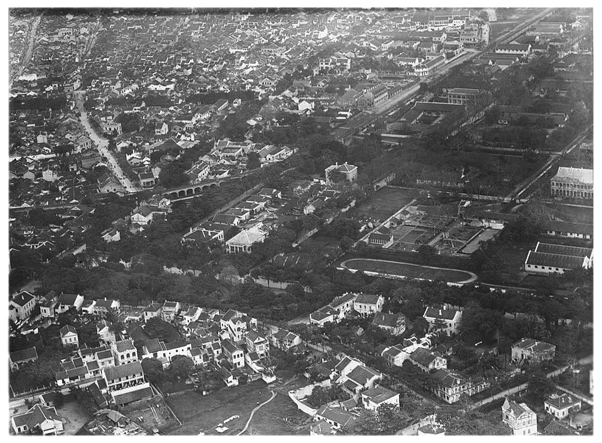 Góc Đông Bắc thành Hà Nội (bên phải) và khu phố cổ (phía trên bên trái) với các vòm cầu đường sắt (khu vực phố bích họa Phùng Hưng ngày nay).